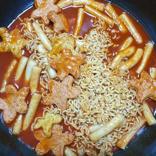 빨간키트 떡볶이 밀키트 2~3인분 매운맛 국물 떡볶이 만들기 쉬운 황금 레시피 분말 소스로 간편한 요리 — 4.5점을 준 리뷰어가 2021년 10월 올린 사용 사진