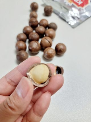 비나프렌즈 (구매평) 25년 햇 수확 알큰 프리미엄 껍질 까먹는 통 마카다미아 — 5점을 준 리뷰어가 2025년 8월 올린 사용 사진