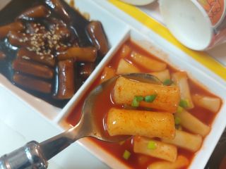 유비쿡 컵떡볶이 매운컵떡볶이2개/ 짜장컵떡볶이 2개  총 4개세트 — 5점을 준 리뷰어가 2021년 3월 올린 사용 사진