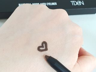 틸디앤 메이크 리얼무드 오토 아이라이너 — 4.5점을 준 리뷰어가 2021년 12월 올린 사용 사진
