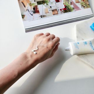틱톡 [후르디아] 백탁NO! 화잘먹 수분광 선 에센스✨ — 5점을 준 리뷰어가 2023년 9월 올린 사용 사진