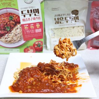 [풀무원] 식물성 저당질식 세트, 두부면 매콤라구파스타와 두부면 직화짜장 — 5점을 준 리뷰어가 2021년 3월 올린 사용 사진