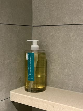 닥터시드 페퍼민트 앤 레몬 비건 비듬케어 쿨 탈모 샴푸 (1000ml) — 5점을 준 리뷰어가 2024년 2월 올린 사용 사진
