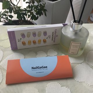 [네일가게] 햇빛에 닿으면 색이 변하는 신기한 햇살 반전 네일스티커 — 5점을 준 리뷰어가 2021년 8월 올린 사용 사진