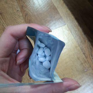 입 냄새 완화에 도움을 주는 에티켓 캔디 앳캔디 스트롱민트 — 4점을 준 리뷰어가 2021년 1월 올린 사용 사진