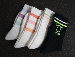 사이즈가 있는 양말 필로이 운동하기 좋은 날!_스포츠 크루 양말 4족 세트_남여 각각 (S,M,L)_컬러 랜덤 발송 — 5점을 준 리뷰어가 2022년 5월 올린 사용 사진