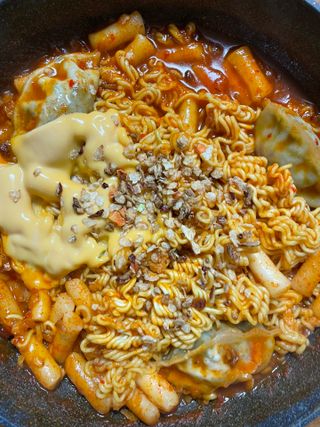 더밥  고추마녀 라볶이 +  나이스미 무설탕 현미후레이크 — 3점을 준 리뷰어가 2021년 10월 올린 사용 사진
