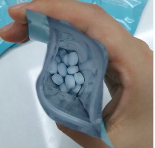입 냄새 완화에 도움을 주는 에티켓 캔디 앳캔디 스트롱민트 — 5점을 준 리뷰어가 2021년 2월 올린 사용 사진