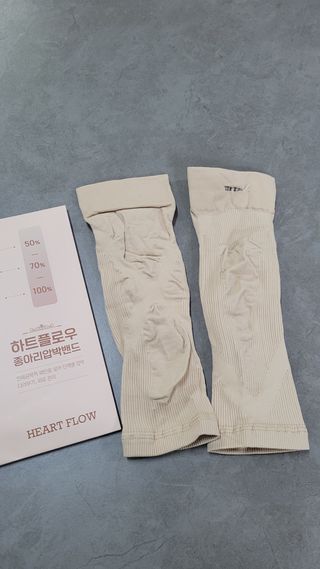 하트플로우 종아리 압박 밴드 스타킹 — 5점을 준 리뷰어가 2022년 10월 올린 사용 사진