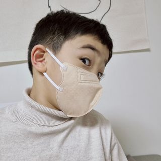 애니가드키즈 새부리형 KF94  5컬러 각 10매입 [화이트, 블랙, 크리미베이지, 코튼핑크, 그레이] 3-6세 — 4점을 준 리뷰어가 2022년 2월 올린 사용 사진