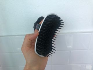 온가족 시원한샴푸 깨끗한두피 샴푸브러쉬 두피스케일링 히트팡블랙에디션 — 5점을 준 리뷰어가 2021년 8월 올린 사용 사진