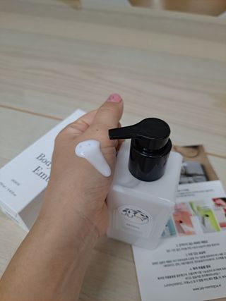 줄라이 모닝 _ JULY MORNING 줄라이모닝 하이드레이팅 퍼퓸드 바디앤핸드 에멀젼 — 5점을 준 리뷰어가 2021년 9월 올린 사용 사진