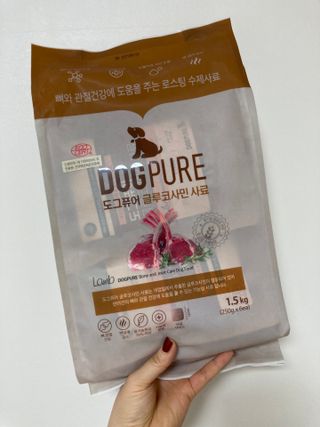 도그퓨어 피부와모질/혼합유산균/글루코사민 유기농 로스팅 사료 — 5점을 준 리뷰어가 2021년 9월 올린 사용 사진