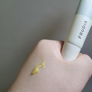 [후르디아] 올리브영 착한보습 비건 립버터 2종 — 4.5점을 준 리뷰어가 2022년 11월 올린 사용 사진