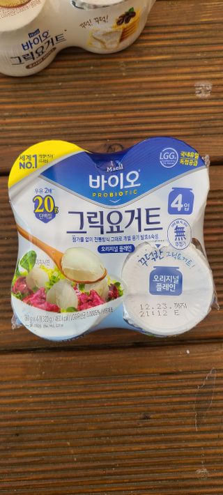 매일바이오 그릭요거트 오리지널 플레인 4개, 로스터리 커피믹스 4개 — 5점을 준 리뷰어가 2021년 12월 올린 사용 사진