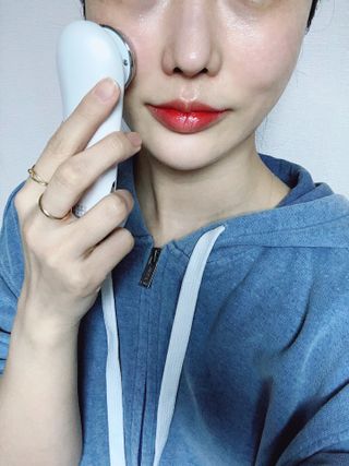 올인원 피부관리 이야 갈바닉 마사지기 — 5점을 준 리뷰어가 2023년 3월 올린 사용 사진