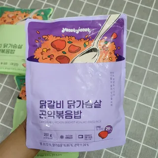[푸딩팩토리] 요잇조잇 닭갈비 닭가슴살/김치 닭가슴살 곤약볶음밥 2종 (김치볶음밥 2개 닭갈비 볶음밥 1개) — 4점을 준 리뷰어가 2022년 7월 올린 사용 사진