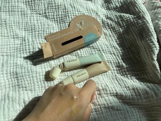 [후르디아] 올리브영 착한보습 비건 립버터 2종 — 5점을 준 리뷰어가 2022년 11월 올린 사용 사진