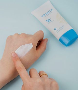 틱톡 [후르디아] 백탁NO! 화잘먹 수분광 선 에센스✨ — 5점을 준 리뷰어가 2023년 8월 올린 사용 사진