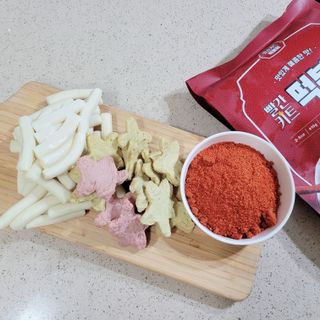 빨간키트 떡볶이 밀키트 2~3인분 매운맛 국물 떡볶이 만들기 쉬운 황금 레시피 분말 소스로 간편한 요리 — 5점을 준 리뷰어가 2021년 8월 올린 사용 사진