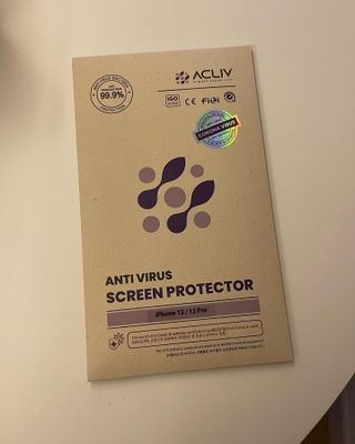 아클리브 Eco 항균 항바이러스 액정 보호필름(iPhone) — 5점을 준 리뷰어가 2022년 7월 올린 사용 사진