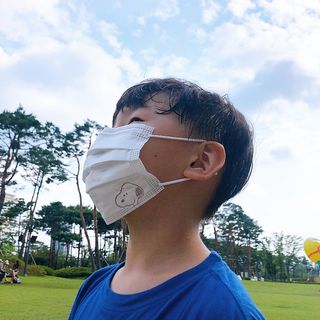 JHWORLD 스누피 마스크 정품 스누피 KF-AD 국내 비말차단 아동용 성인용 일회용 덴탈마스크 50매 — 5점을 준 리뷰어가 2021년 6월 올린 사용 사진