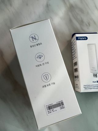 아카라 조명 스위치를 누워서 끄는 방법 (스마트 조명 스위치 2구 + 무선 리모트 스위치 1구 T1, 스마트 허브 E1) — 5점을 준 리뷰어가 2022년 1월 올린 사용 사진