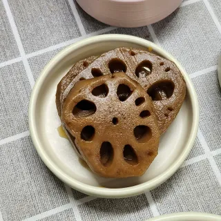 하나마이 [마마쿡] 전 청와대 천상현 셰프의 밑반찬  5종세트(소고기 장조림+연근조림+진미채+간장김자반+새우김자반) — 5점을 준 리뷰어가 2023년 4월 올린 사용 사진