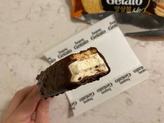 롯데제과 본젤라또 비스킷&바닐라카라멜바, 본젤라또 베리쇼콜라컵 — 5점을 준 리뷰어가 2021년 12월 올린 사용 사진