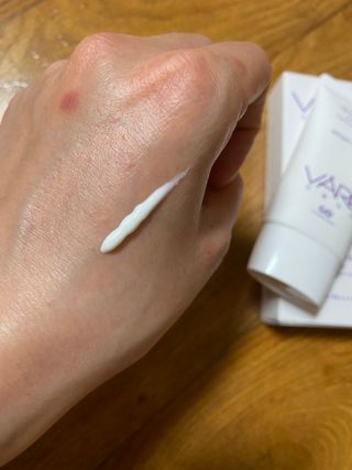 바르셀 톤업 무기자차 자외선차단제 순한 선크림 인텐시브 선 젠 50ml — 5점을 준 리뷰어가 2021년 11월 올린 사용 사진