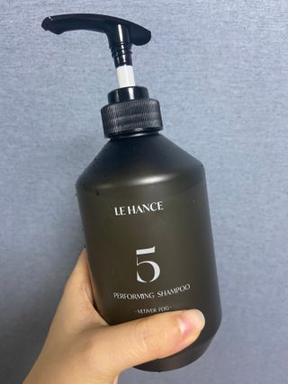 르핸스 퍼포밍 5 샴푸 비반트 포렛/베티버 포그 — 5점을 준 리뷰어가 2022년 12월 올린 사용 사진