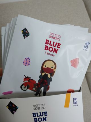 [블루 본 아이노우] 유아용 컬러마스크 40 PCS SET 2중 택 1 — 5점을 준 리뷰어가 2021년 4월 올린 사용 사진
