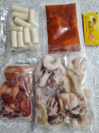 화끈한녀석들 새오똥400g 새우,오징어,똥집 볶음요리 소스,밀떡, 참기름 포함 — 5점을 준 리뷰어가 2022년 12월 올린 사용 사진