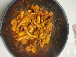 화끈한녀석들 새오똥400g 새우,오징어,똥집 볶음요리 소스,밀떡, 참기름 포함 — 4점을 준 리뷰어가 2022년 12월 올린 사용 사진