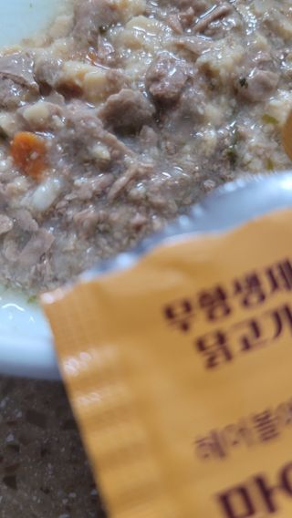 페페로니 맛있는 스틱 - 무항생제 닭고기 15개 + 원양선 참치 15개 — 5점을 준 리뷰어가 2021년 8월 올린 사용 사진
