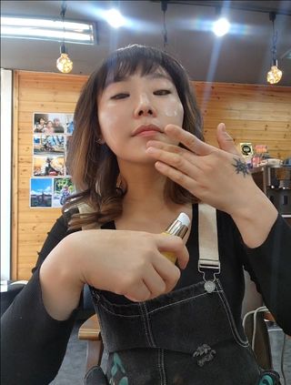 [후르디아] 미백 기능성 감귤 브라이트닝 세럼 — 5점을 준 리뷰어가 2022년 5월 올린 사용 사진