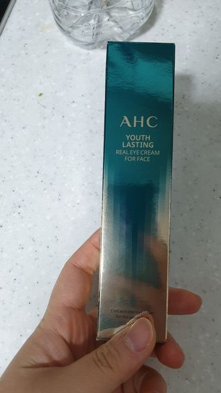 [NEW 탄력유턴 아이크림] AHC 유스 래스팅 리얼 아이크림 포 페이스 — 4점을 준 리뷰어가 2021년 2월 올린 사용 사진