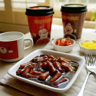 유비쿡 컵떡볶이 매운컵떡볶이2개/ 짜장컵떡볶이 2개  총 4개세트 — 5점을 준 리뷰어가 2021년 4월 올린 사용 사진