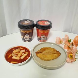 유비쿡 컵떡볶이 매운컵떡볶이2개/ 짜장컵떡볶이 2개  총 4개세트 — 5점을 준 리뷰어가 2021년 5월 올린 사용 사진