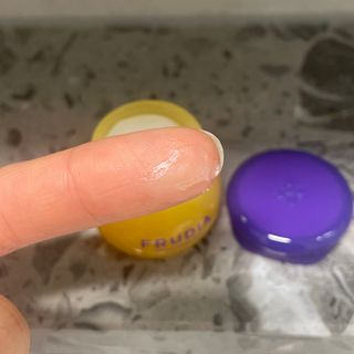 틱톡 [후르디아] 튼입술해결템 올리브영 블루베리 하이드레이팅 허니 립밤 — 5점을 준 리뷰어가 2023년 12월 올린 사용 사진