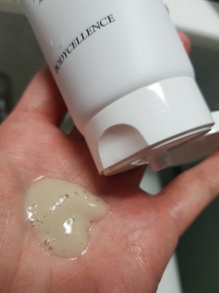 바디셀런스 벤토나이트 데일리 약산성 딥클렌징폼 120ml — 5점을 준 리뷰어가 2021년 12월 올린 사용 사진