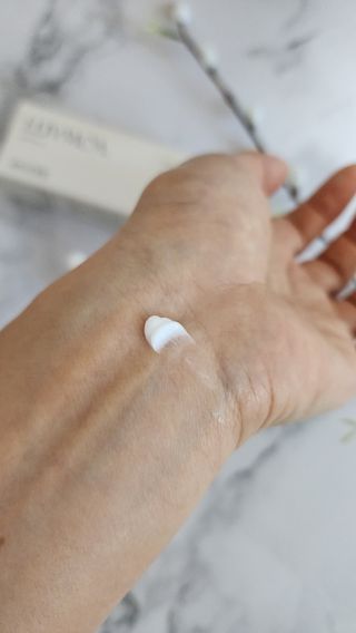 러브모아 향수 고체향수 승무원 고체향수 바르는 향수 니치향수 도손 우드세이지 앤 씨솔트 — 5점을 준 리뷰어가 2022년 11월 올린 사용 사진