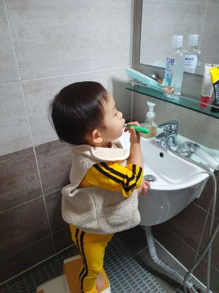 치과에서 쓰는 치약 _ 라벨제로 저불소 꼬마, 키즈, 유아, 베이비, 주니어 안전한 어린이치약 — 5점을 준 리뷰어가 2023년 1월 올린 사용 사진