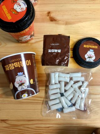 유비쿡 컵떡볶이 매운컵떡볶이2개/ 짜장컵떡볶이 2개  총 4개세트 — 4점을 준 리뷰어가 2021년 3월 올린 사용 사진