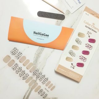 [네일가게] 햇빛에 닿으면 색이 변하는 신기한 햇살 반전 네일스티커 — 5점을 준 리뷰어가 2021년 8월 올린 사용 사진