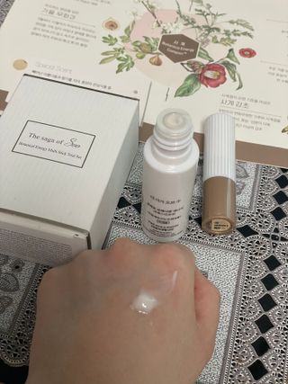 더사가오브수 [사가수] 효혜윤 보태니컬 에너지 에센스인로션 20ml /아이포올 스틱 3g — 5점을 준 리뷰어가 2023년 2월 올린 사용 사진
