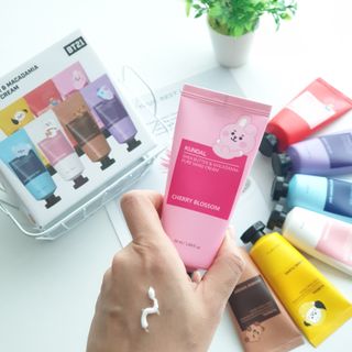 쿤달 BT21 시어버터 앤 마카다미아 퓨어 핸드크림 50ml 7구 기프트 세트 — 5점을 준 리뷰어가 2021년 3월 올린 사용 사진