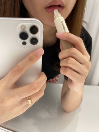 [후르디아] 올리브영 착한보습 비건 립버터 2종 — 5점을 준 리뷰어가 2022년 2월 올린 사용 사진