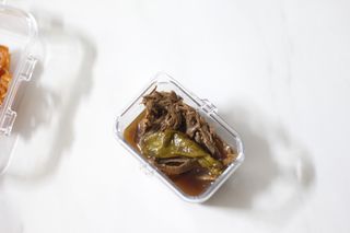 하나마이 [마마쿡] 전 청와대 천상현 셰프의 밑반찬  5종세트(소고기 장조림+연근조림+진미채+간장김자반+새우김자반) — 5점을 준 리뷰어가 2023년 4월 올린 사용 사진