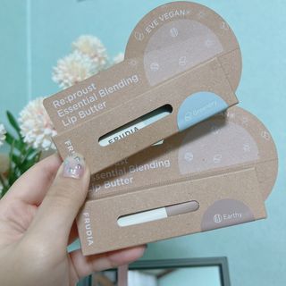 [후르디아] 올리브영 착한보습 비건 립버터 2종 — 4.5점을 준 리뷰어가 2022년 12월 올린 사용 사진